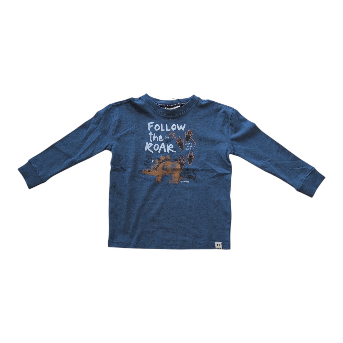 Pierrot Outlet blauw katoenen T-shirt met lange mouwen en dinosaurusprint voor jongens. Met tekst "FOLLOW the ROAR".