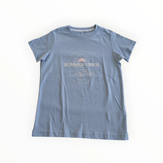 Pierrot Outlet blauw katoenen T-shirt met korte mouwen en ronde hals. Zomerse print met 'SUMMER VIBES' en zonsondergang.