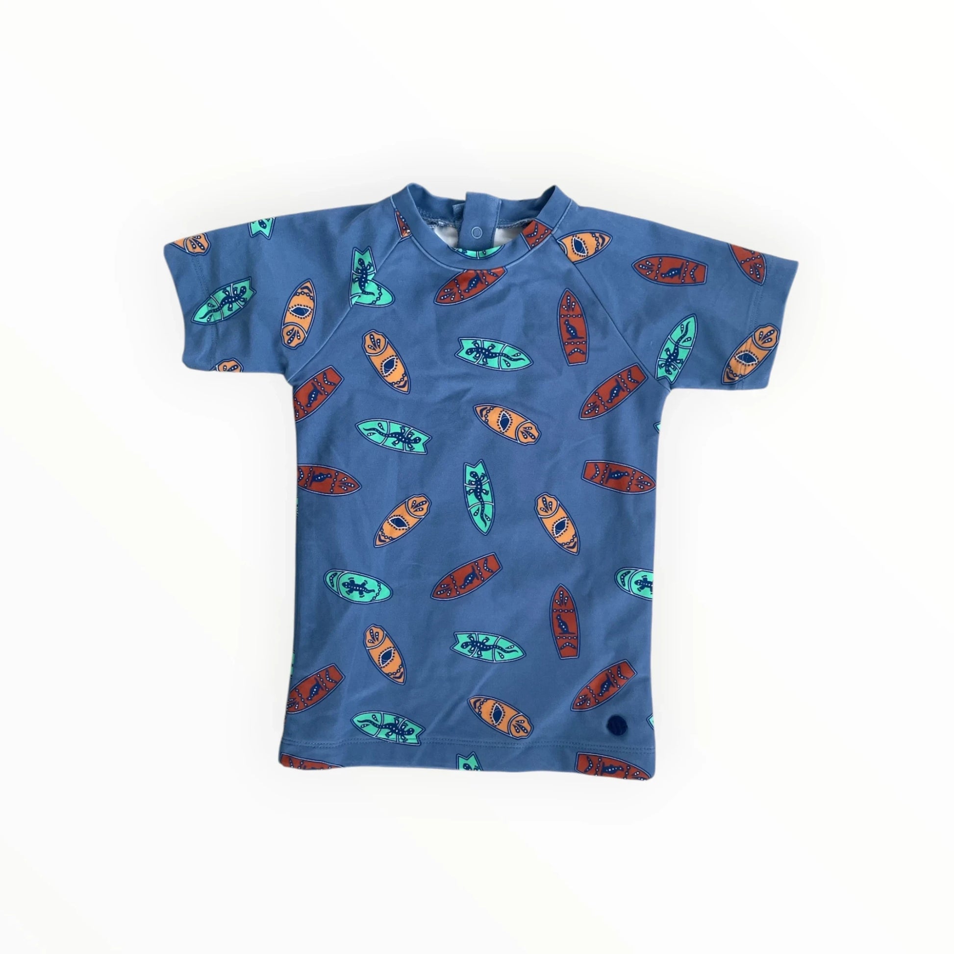 Blauw Pierrot Outlet zwemshirt met korte mouwen en een vrolijke print van surfplanken en hagedissen voor kinderen.