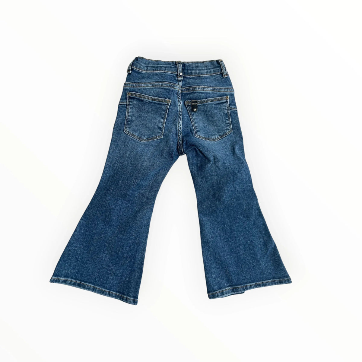 Pierrot Outlet blauwe flared jeans voor kinderen met achterzakken en subtiel labeldetail op een witte achtergrond