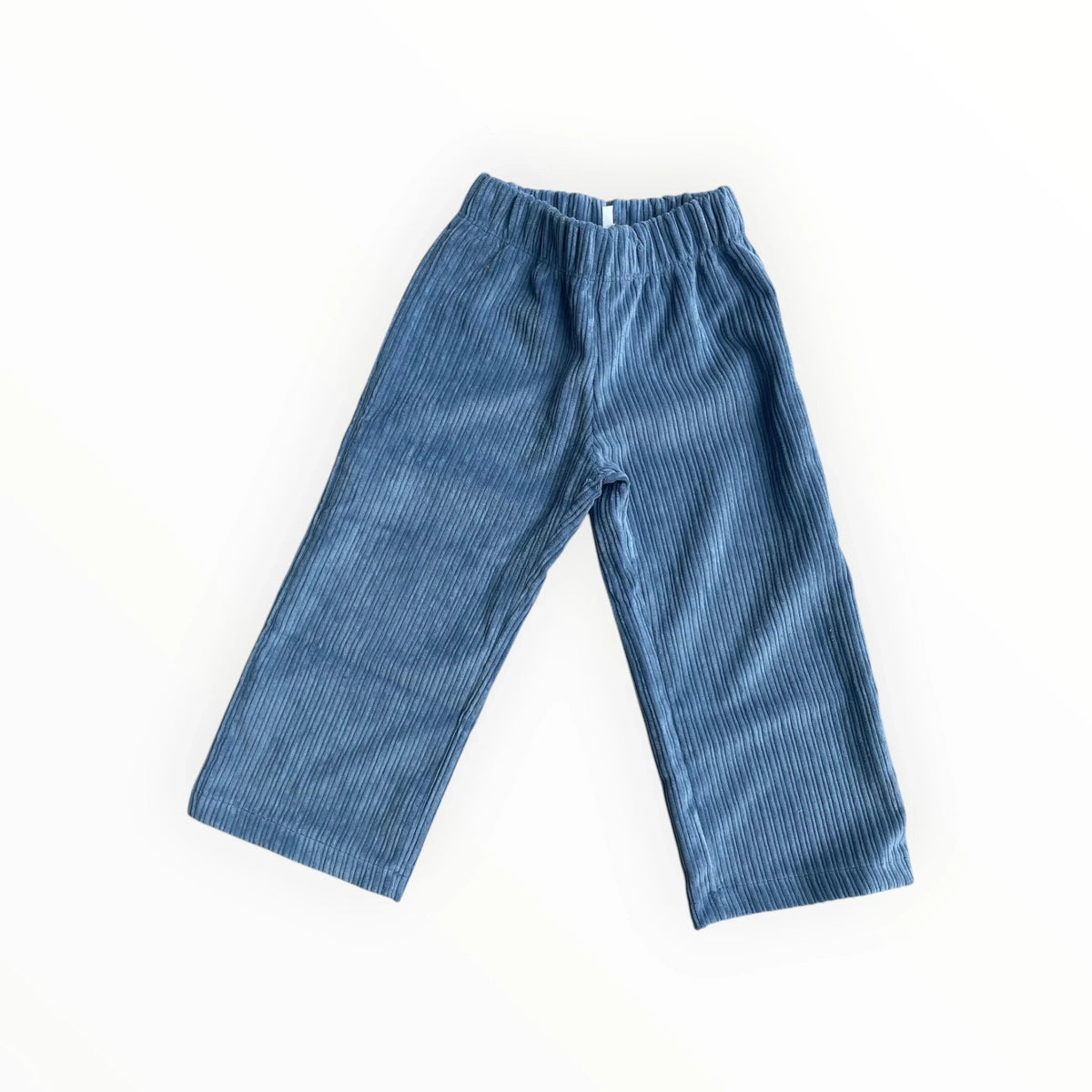 Pierrot Outlet blauwe geribbelde kinderbroek van zachte ribfluweel met een comfortabele elastische tailleband.