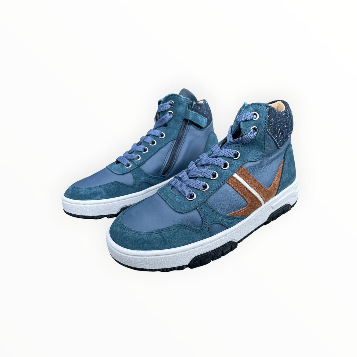 Pierrot Outlet blauwe hoge herensneakers van leer en suède met bruine accenten, witte zool en handige ritssluiting.