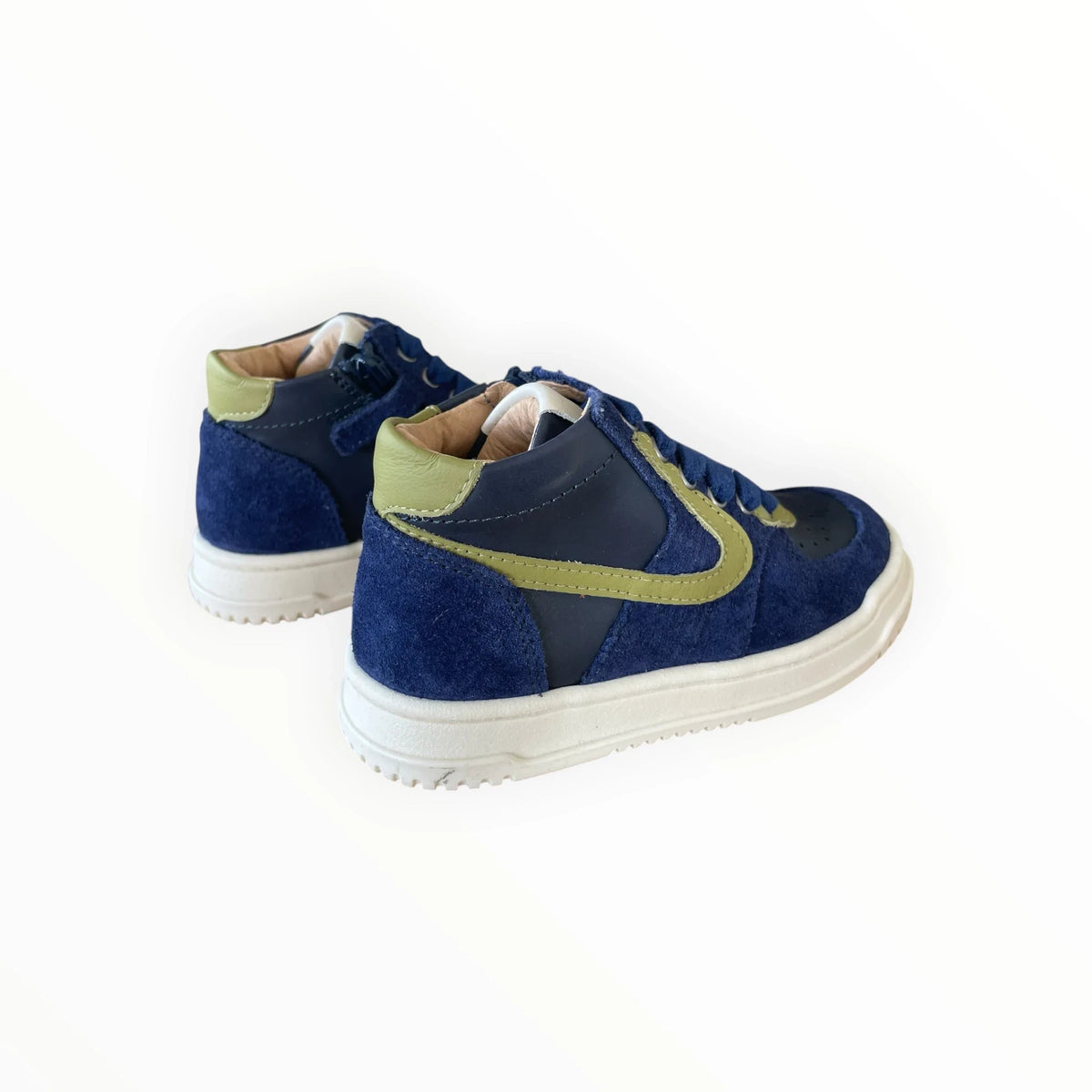 Pierrot Outlet hoge sneakers voor kinderen in blauw suède en leer met olijfgroene accenten en witte rubberen zool.