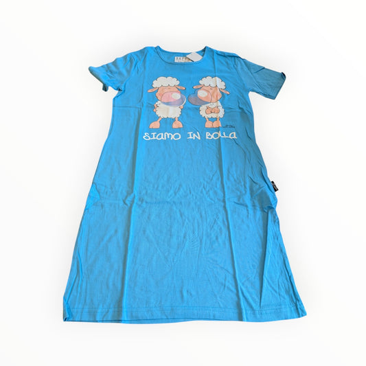 Pierrot Outlet blauwe katoenen T-shirt jurk met schattige schaapjes print en Siamo in bolla tekst