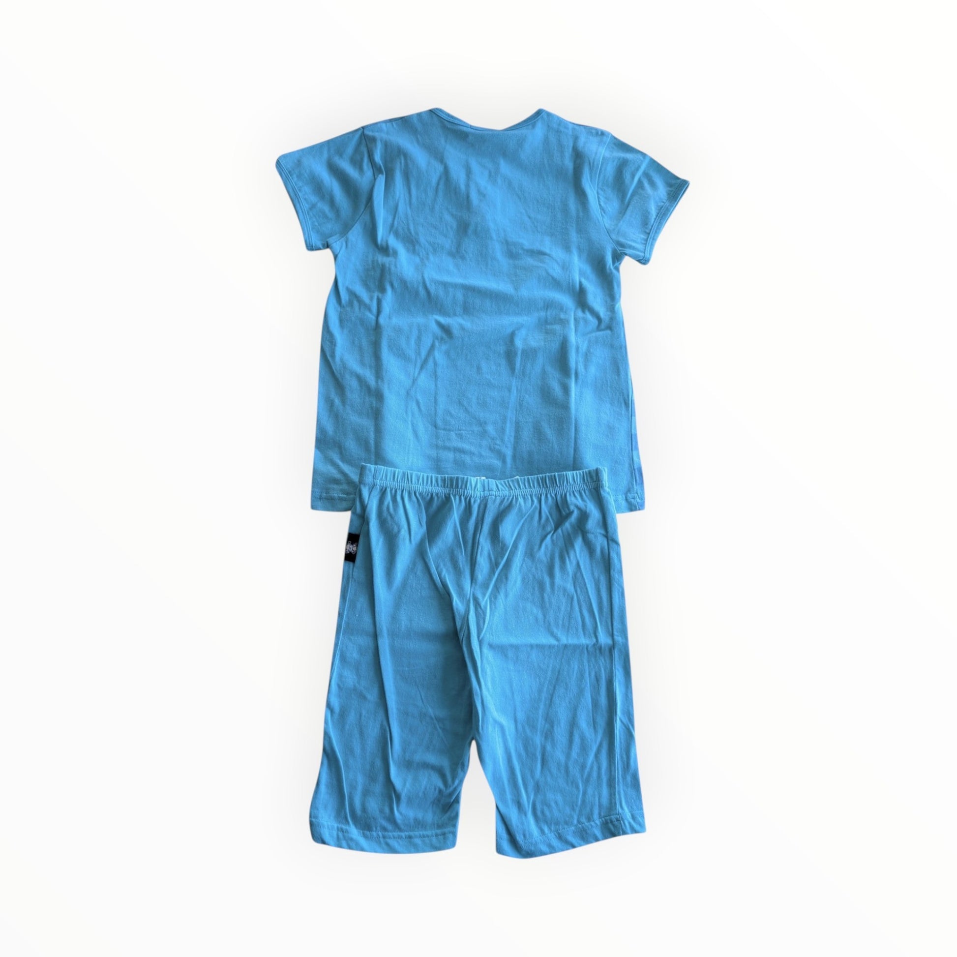 Pierrot Outlet helderblauwe katoenen pyjamaset voor kinderen met t-shirt en short, achterkant zichtbaar.