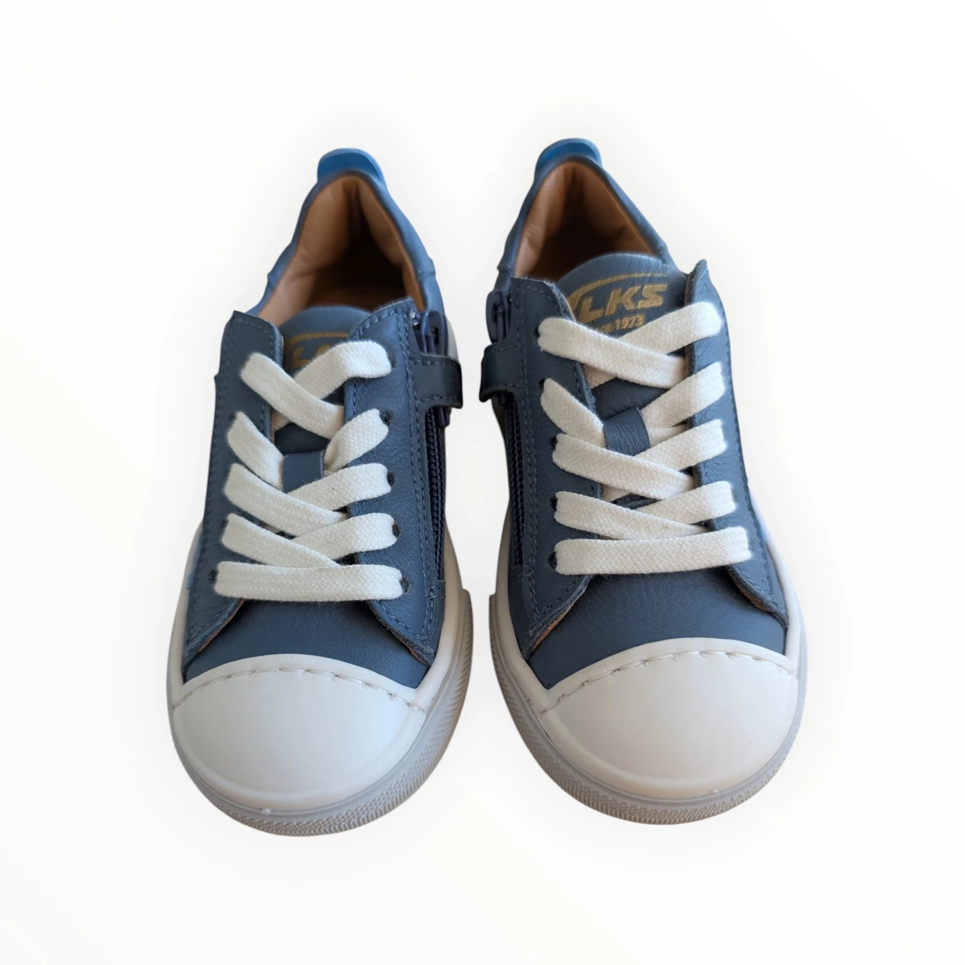 Pierrot Outlet blauwe leren kindersneakers met veters, rits en witte neus. Comfortabel en duurzaam voor dagelijks gebruik.