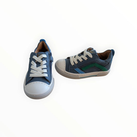 Pierrot Outlet blauwe leren kindersneakers met veters, rits en groene accenten. Comfortabel en duurzaam.