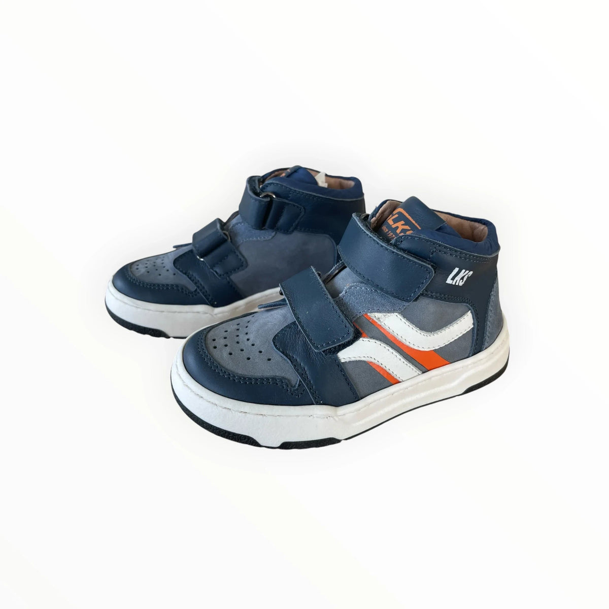 Pierrot Outlet halfhoge kindersneakers in blauw, grijs en oranje met handige klittenbandsluiting en stevige zool.