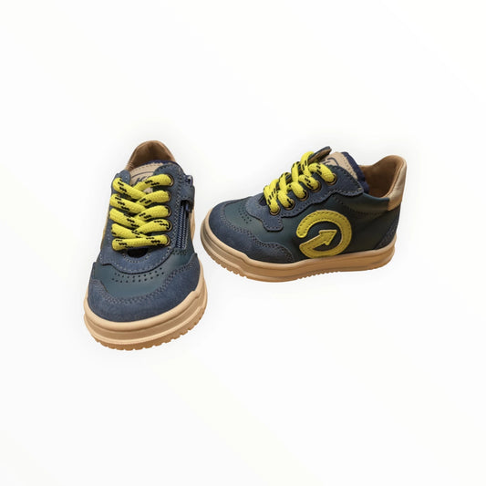 Pierrot Outlet blauwe leren en suède kindersneakers met gele veters en rits, rubberen zool.