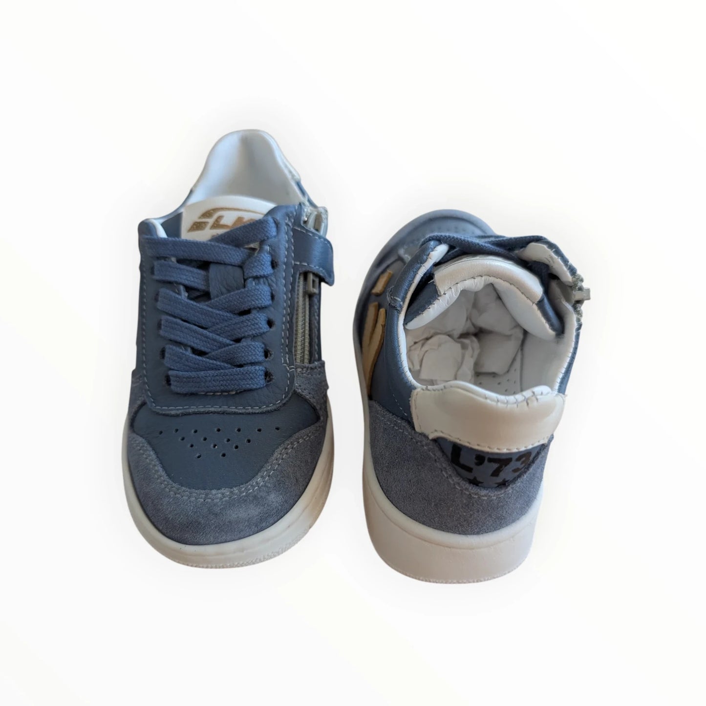 Pierrot Outlet blauwe leren en suède kindersneakers met rits en veters, gele V-details en witte zool.