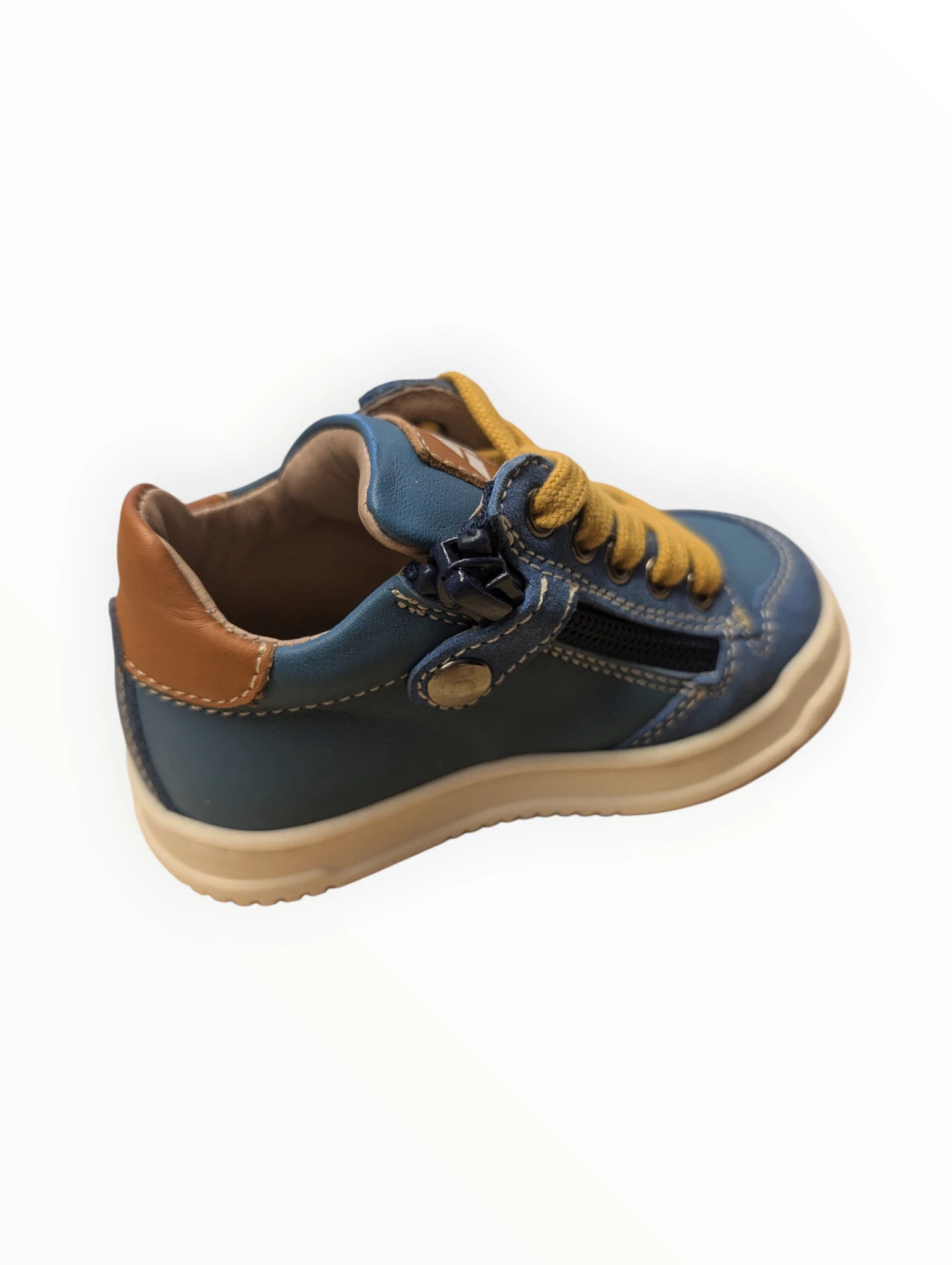 Pierrot Outlet blauwe leren kindersneakers met rits en gele veters. Stoere, comfortabele schoenen met bruine accenten.