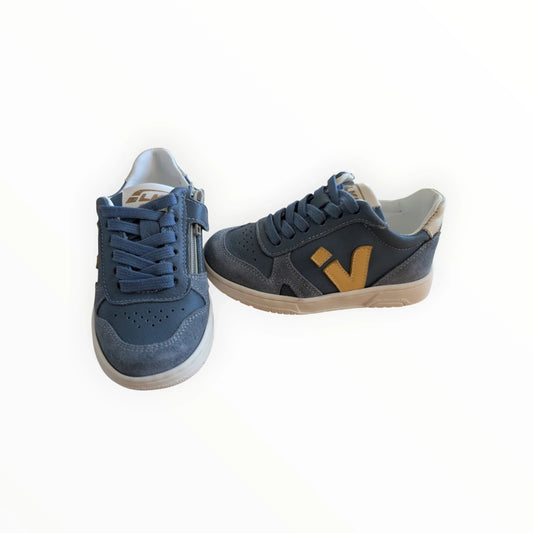 Pierrot Outlet blauwe leren en suède kindersneakers met rits, veters en gele 'V'-details.