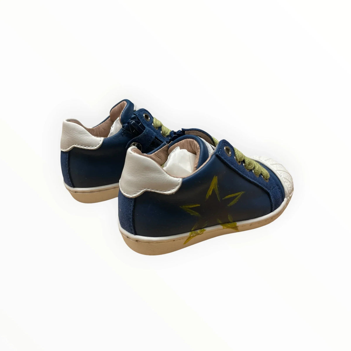 Pierrot Outlet kindersneakers van donkerblauw leer met limoengroene sterren, witte neus en handige ritssluiting.