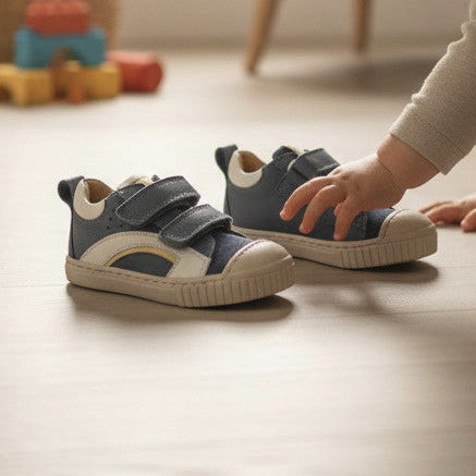 Pierrot Outlet kindersneakers van blauw leer en suède met klittenband en beschermende neus voor een kruipende baby