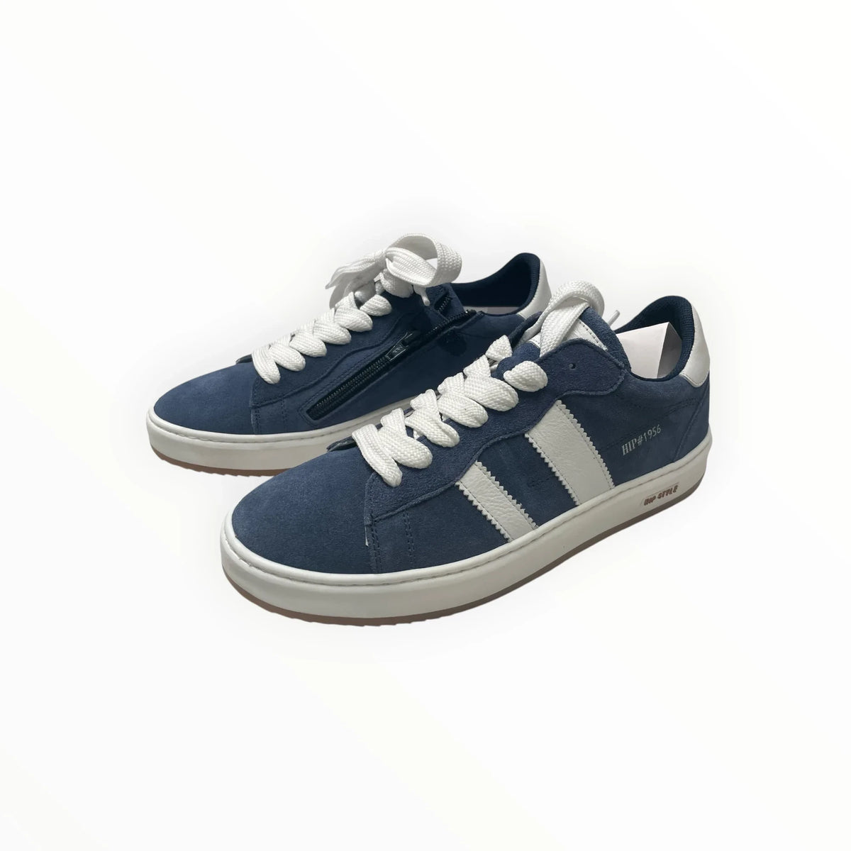 Pierrot Outlet blauwe suède HIP herensneakers met witte veters, contrasterende strepen en een handige ritssluiting.