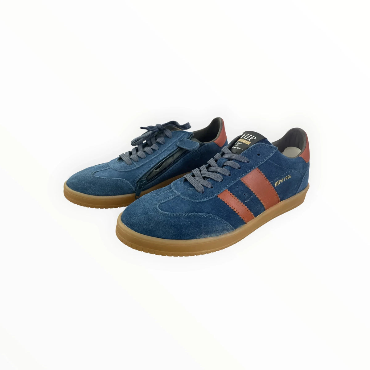 Pierrot Outlet HIP#1956 herensneakers van blauw suède met roestbruine accenten, ritssluiting en bruine rubberen zool.