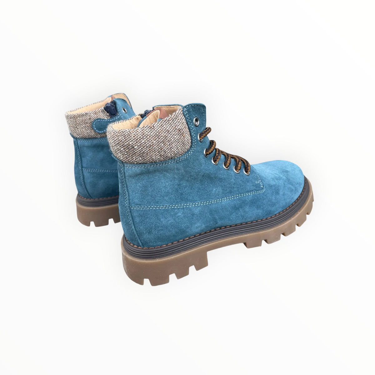 Pierrot Outlet blauwe suède veterboots met grove bruine profielzool en textielkraag, zij-aanzicht.