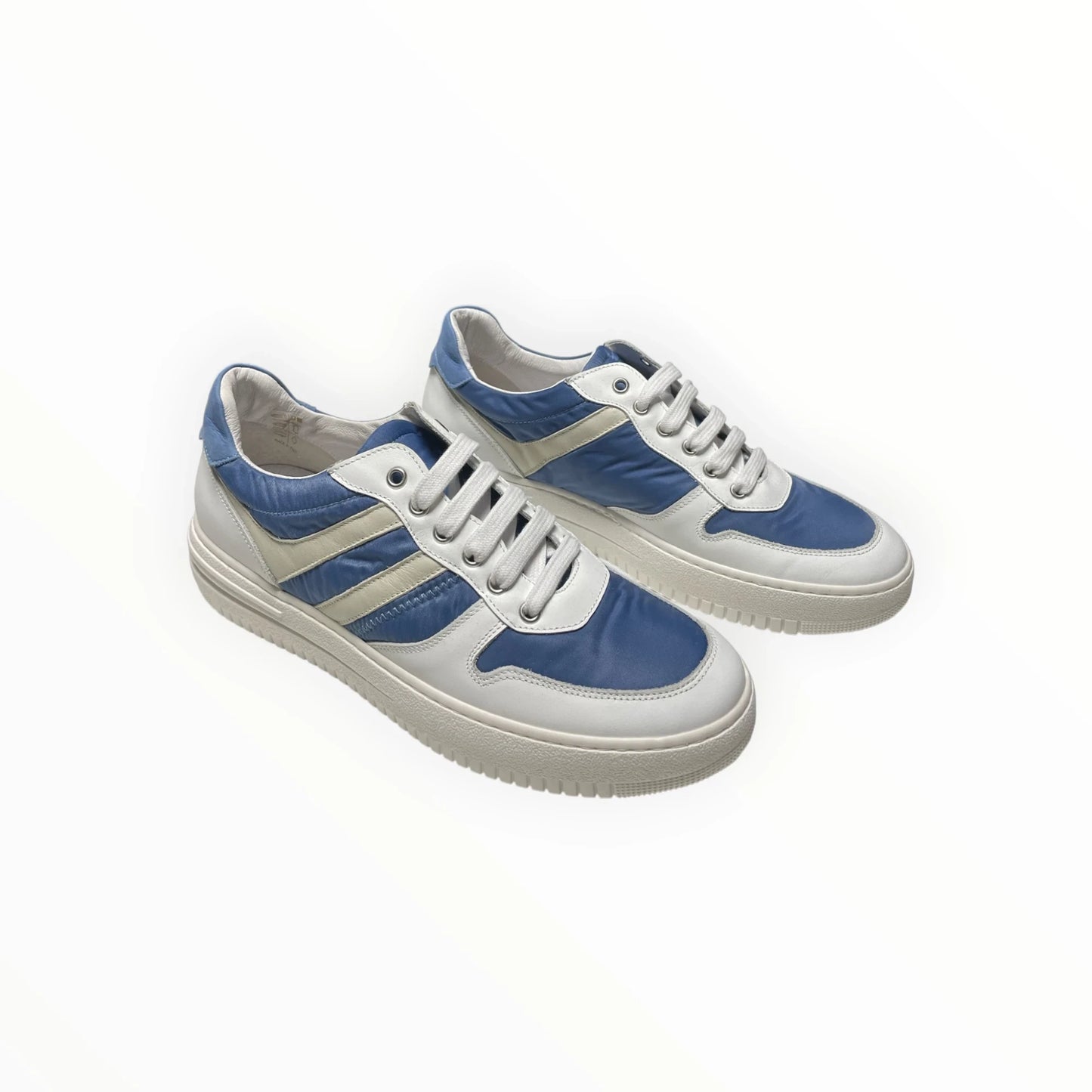Pierrot Outlet lage sportieve heren sneakers in blauw en wit met vetersluiting en een stevige rubberen zool.