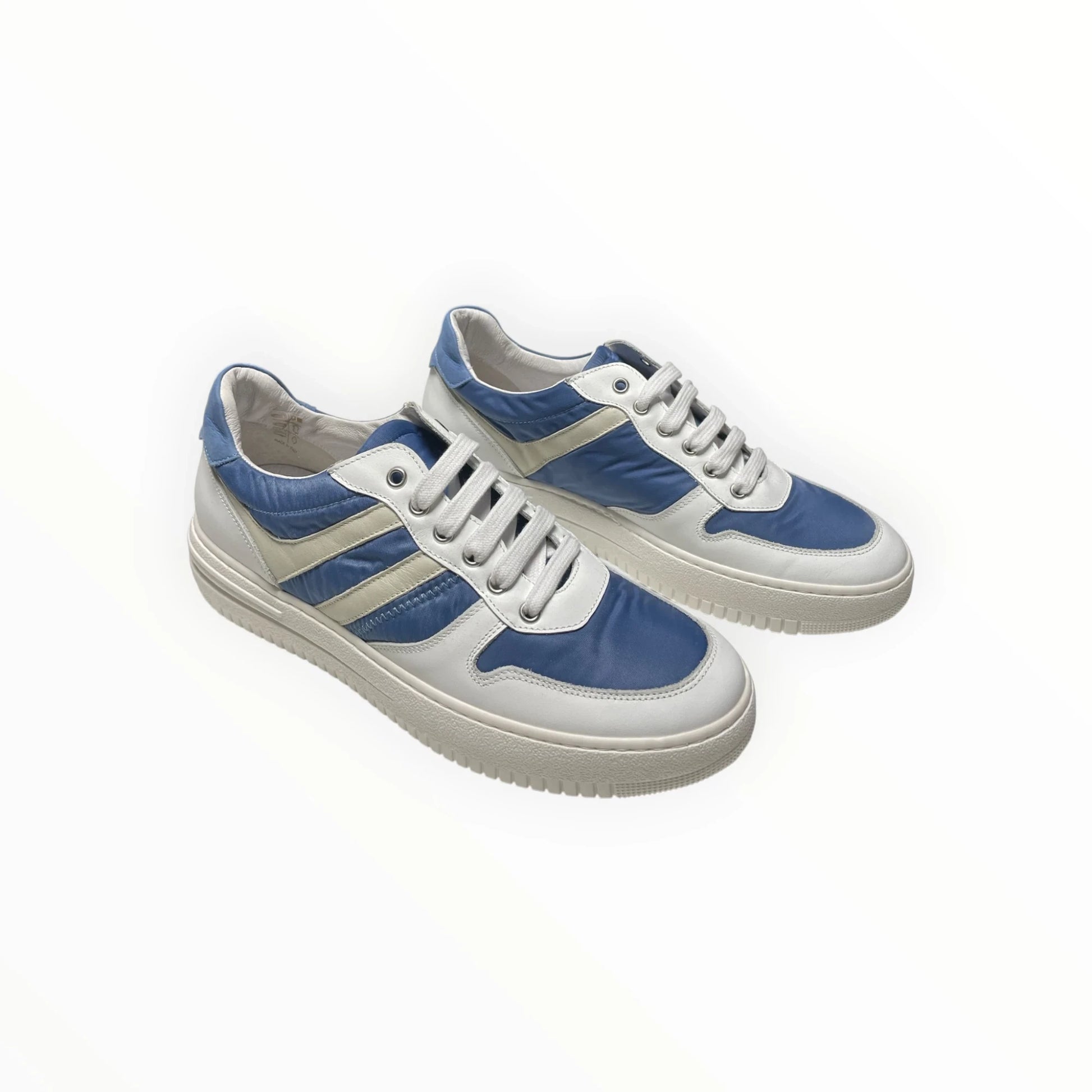 Pierrot Outlet lage sportieve heren sneakers in blauw en wit met vetersluiting en een stevige rubberen zool.