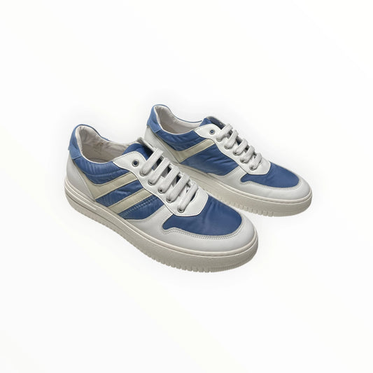 Pierrot Outlet lage sportieve heren sneakers in blauw en wit met vetersluiting en een stevige rubberen zool.