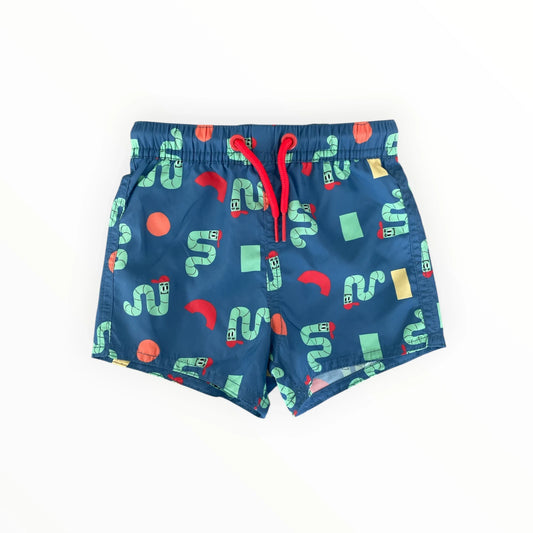 Pierrot Outlet blauwe zwemshort voor kinderen met wormpjesprint, elastische tailleband en rood trekkoord.