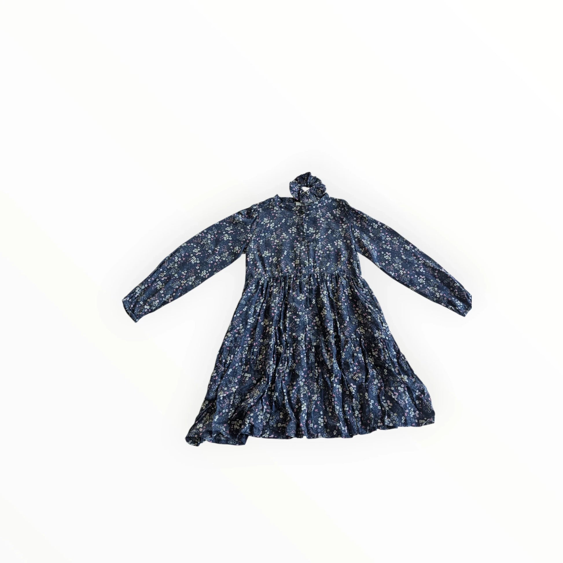 Pierrot Outlet bloemenprint jurk met scrunchie, diepblauw met roze, witte en grijze bloemen, lange mouwen en hoge kraag.