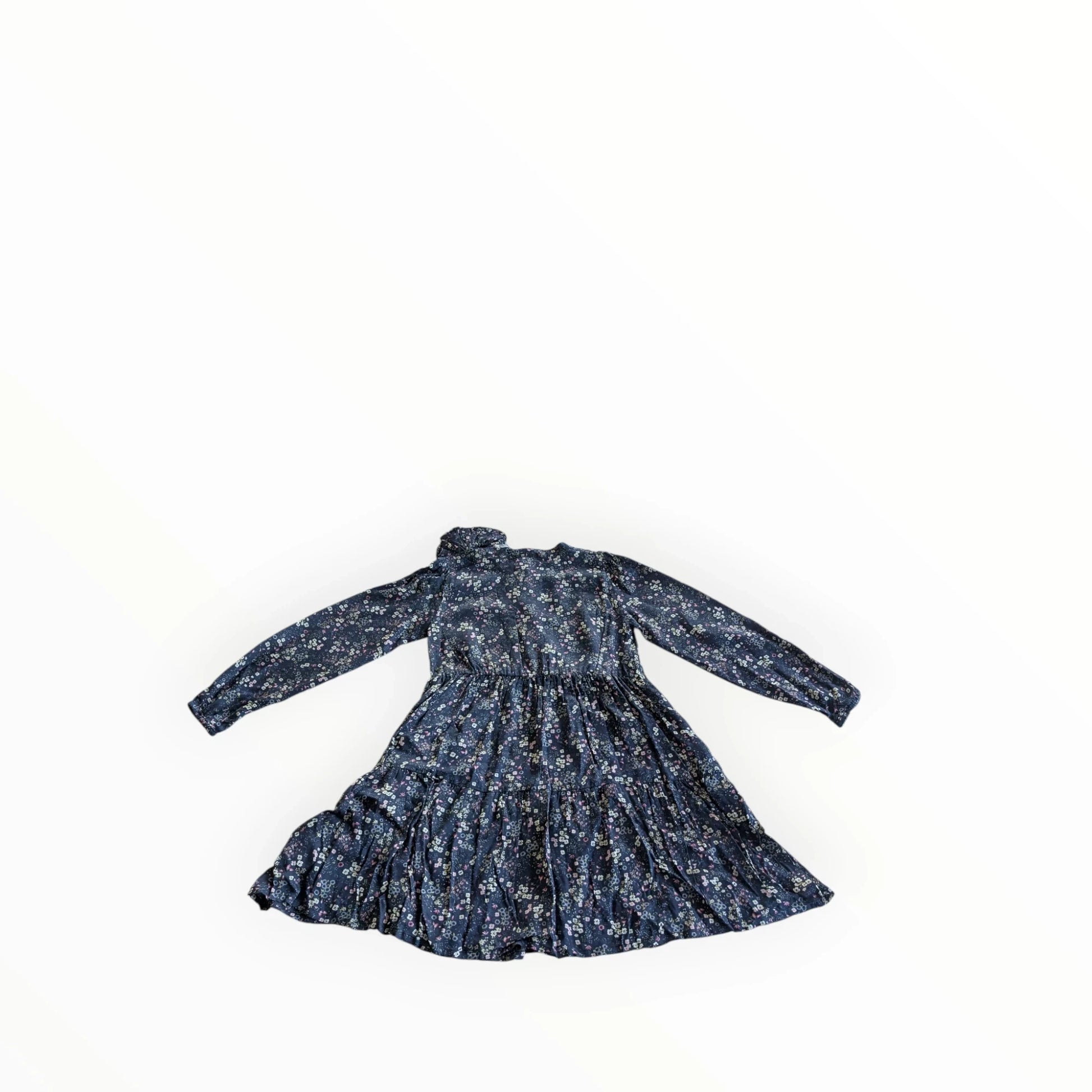 Pierrot Outlet bloemenprint jurk met scrunchie, diepblauw met roze, witte en grijze bloemen, lange mouwen, hoge kraag, zwierige rok.