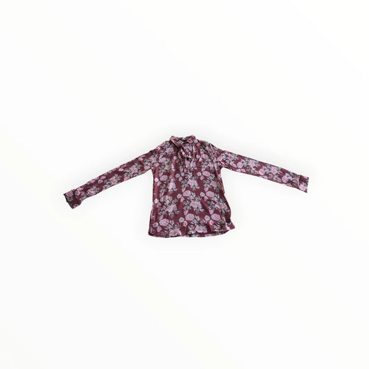 Pierrot Outlet bordeauxrode blouse met lange mouwen, bloemenprint en strikdetail bij de hals.