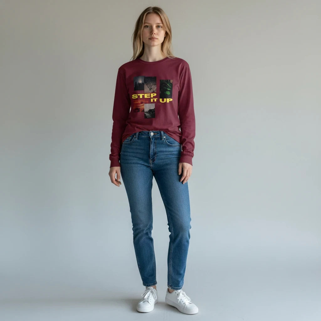 Vrouw draagt een bordeauxrood Pierrot Outlet shirt met lange mouwen en een grafische Step It Up print met jeans.