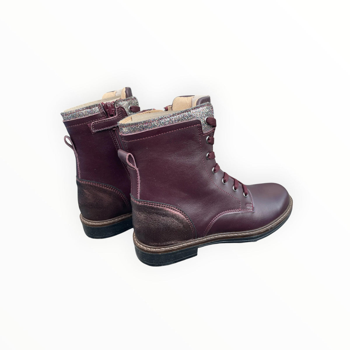 Pierrot Outlet bordeauxrode veterboots voor kinderen met glitterdetails, ritssluiting en metallic hielstuk.