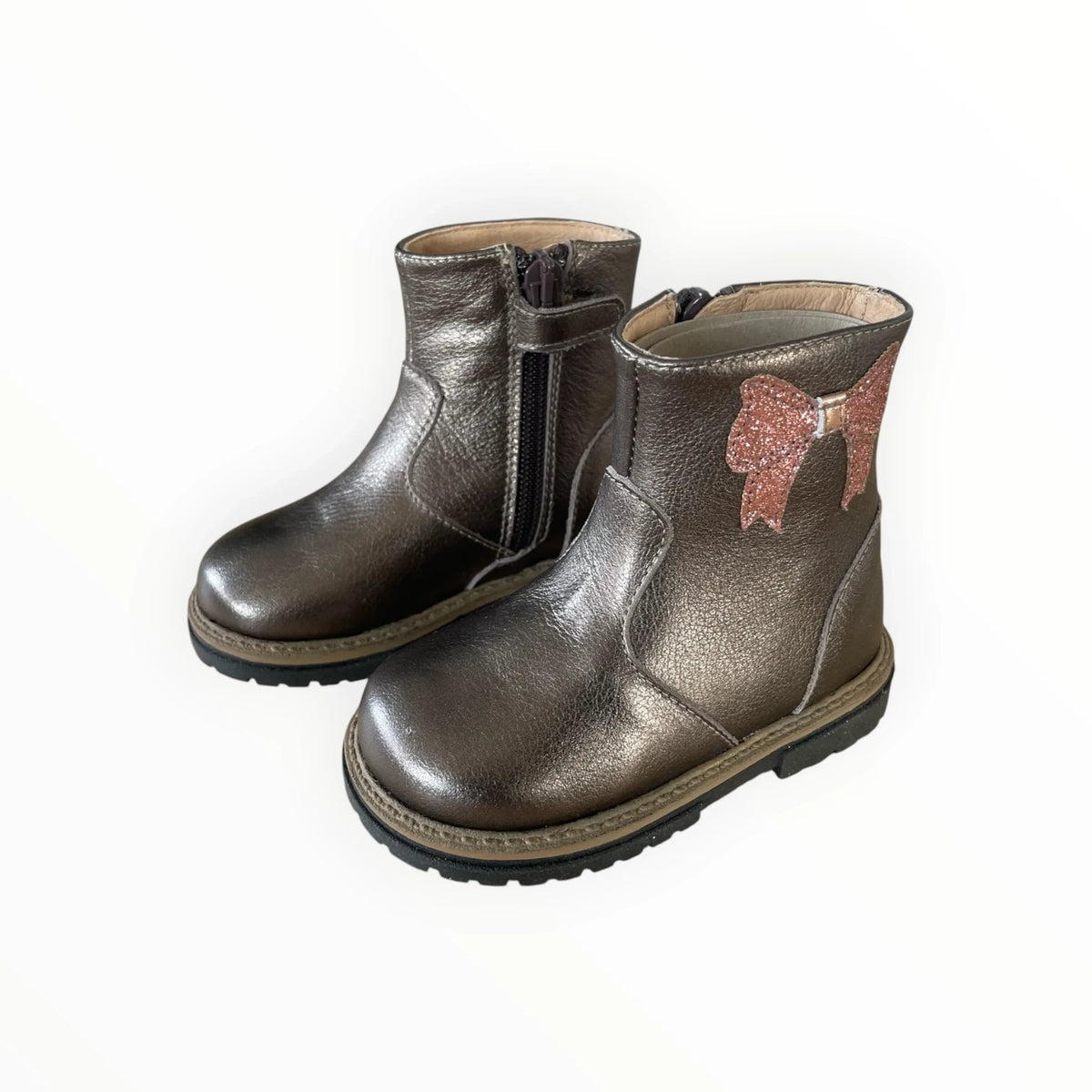 Pierrot Outlet metallic bronzen enkellaarsjes voor kinderen met een glinsterende strik en ritssluiting aan de zijkant.