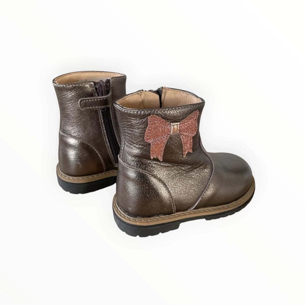 Pierrot Outlet metallic bronzen enkellaarsjes voor kinderen met een glinsterende strik en handige ritssluiting.