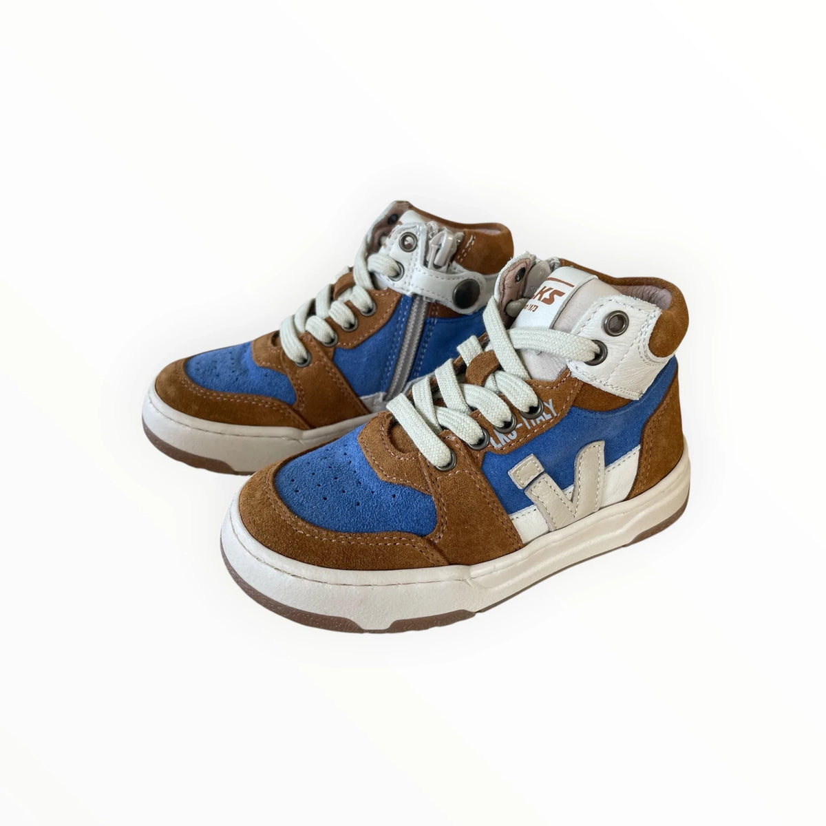 Pierrot Outlet halfhoge kindersneakers in bruin en blauw suède met witte accenten, veters en handige ritssluiting.