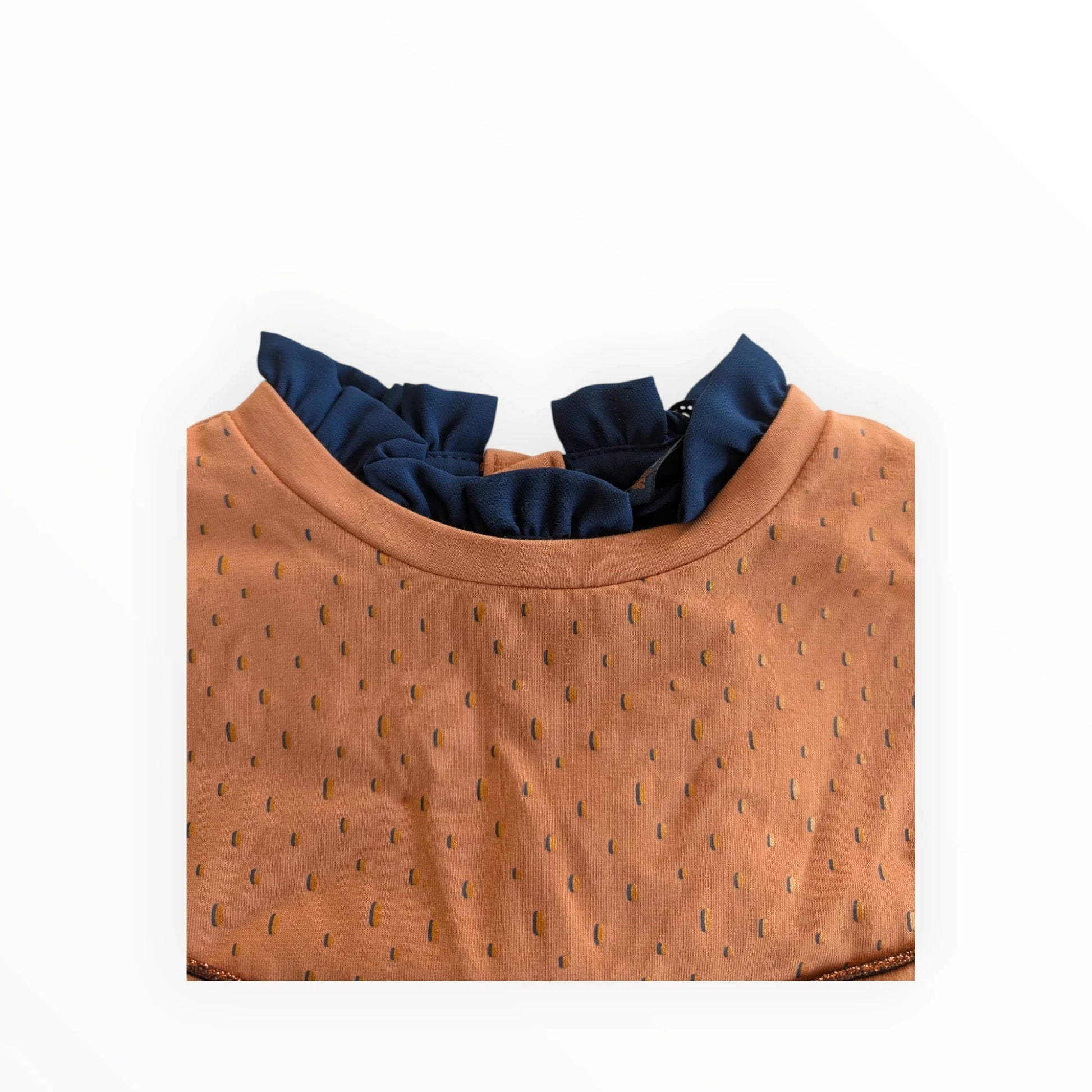 Pierrot Outlet bruin katoenen jurkje met stippen, rucheskraag en navy detail. Kortemouw.