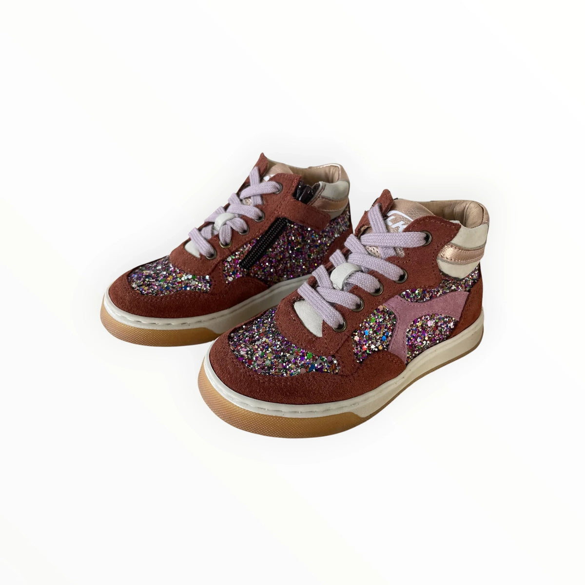Pierrot Outlet hoge sneakers voor kinderen in bruin suède met kleurrijke glitterpanelen, roze veters en ritssluiting.