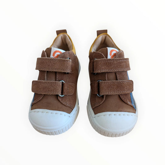 Bruine suède kindersneakers van Pierrot Outlet met klittenbandsluiting en gele accenten.