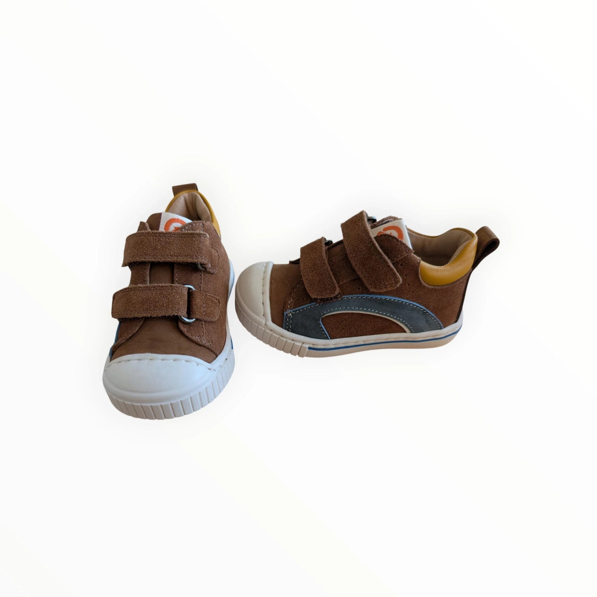 Bruine suède kindersneakers van Pierrot Outlet met klittenbandsluiting en gele accenten.
