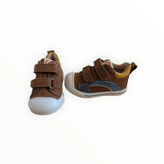 Bruine suède kindersneakers van Pierrot Outlet met klittenbandsluiting en gele accenten.