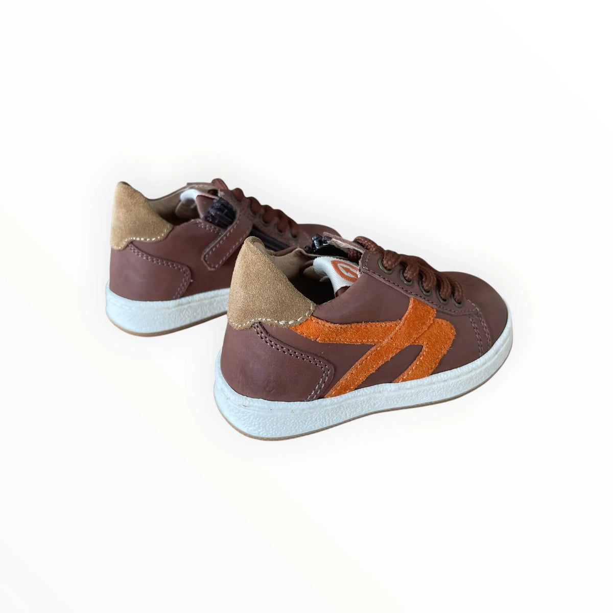 Pierrot Outlet bruine kindersneakers met oranje suède accenten, veters en ritssluiting voor optimaal draagcomfort.