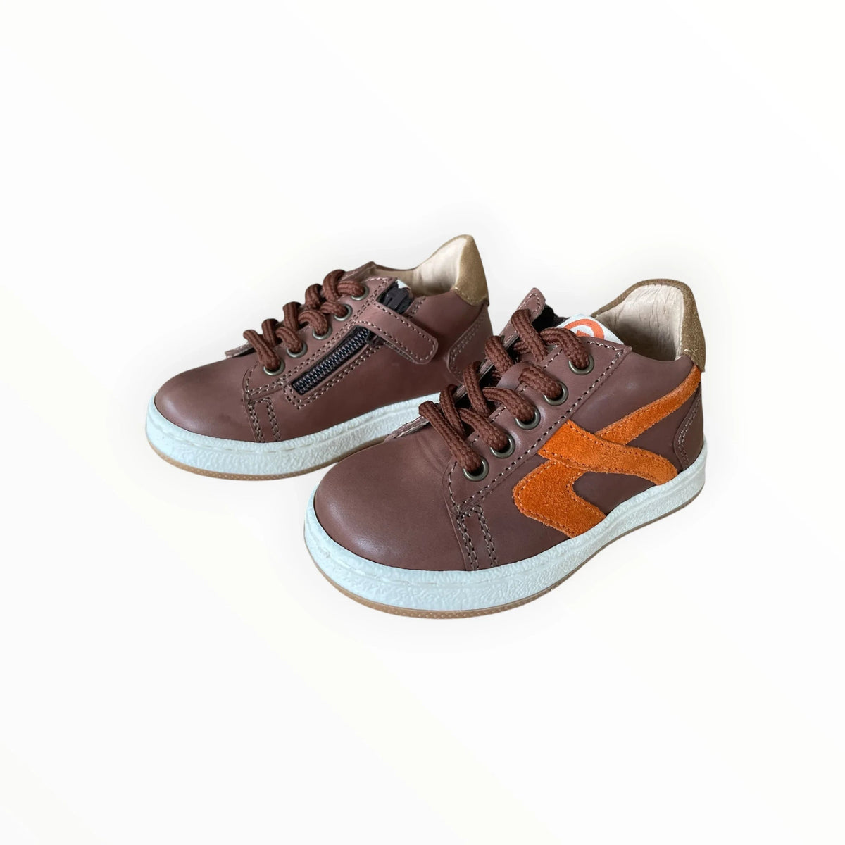 Pierrot Outlet bruine kindersneakers met oranje suède accenten, veters en ritssluiting voor extra comfort.