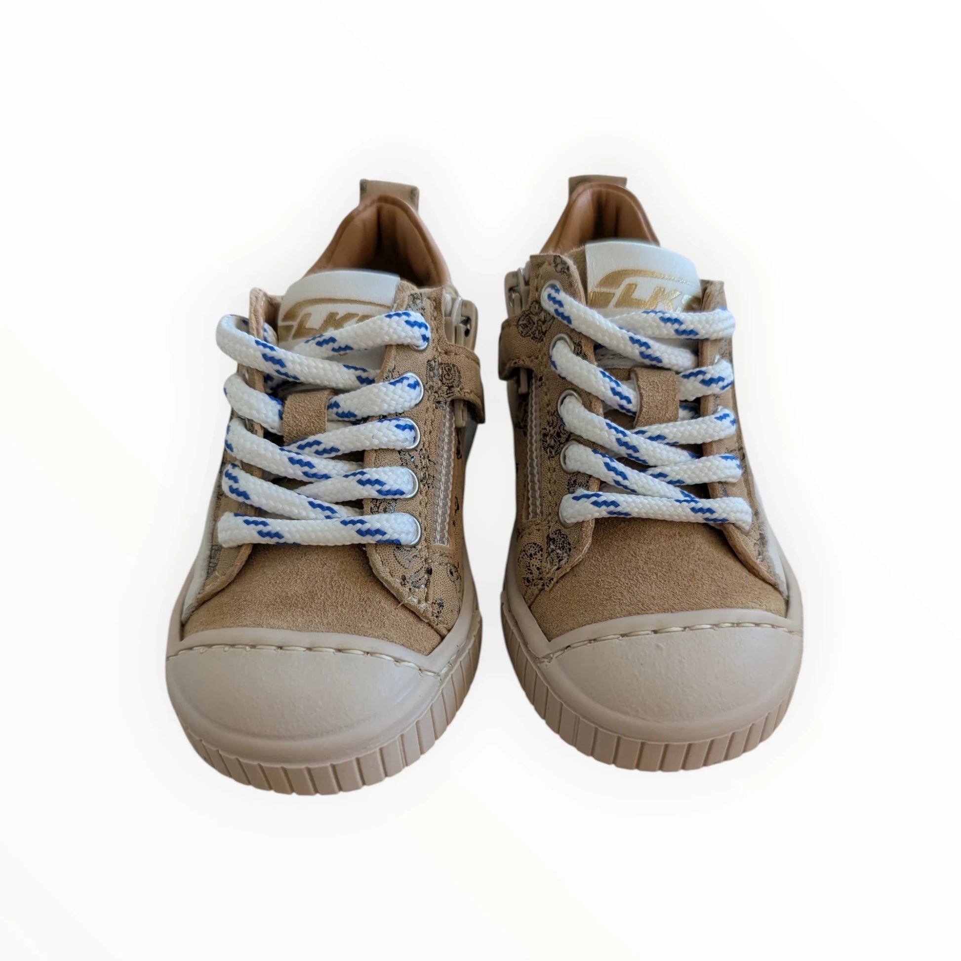 Pierrot Outlet kindersneakers in bruin suède met voertuigprint, veters en rits. Rubberen neus en zool.