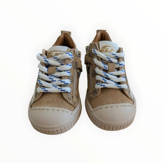 Pierrot Outlet kindersneakers in bruin suède met voertuigprint, veters en rits. Rubberen neus en zool.
