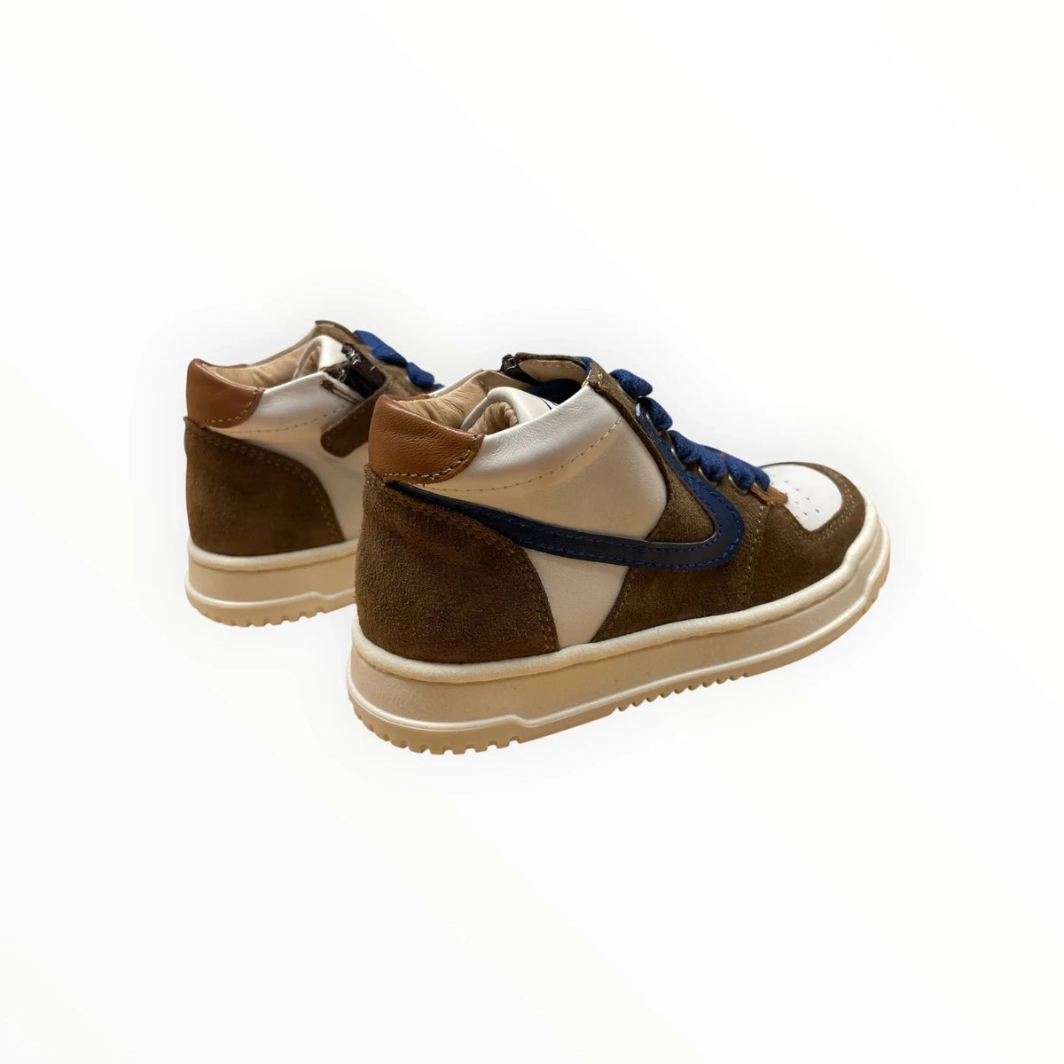 Pierrot Outlet hoge kindersneakers van bruin suède en wit leer met blauwe accenten en een stevige witte zool