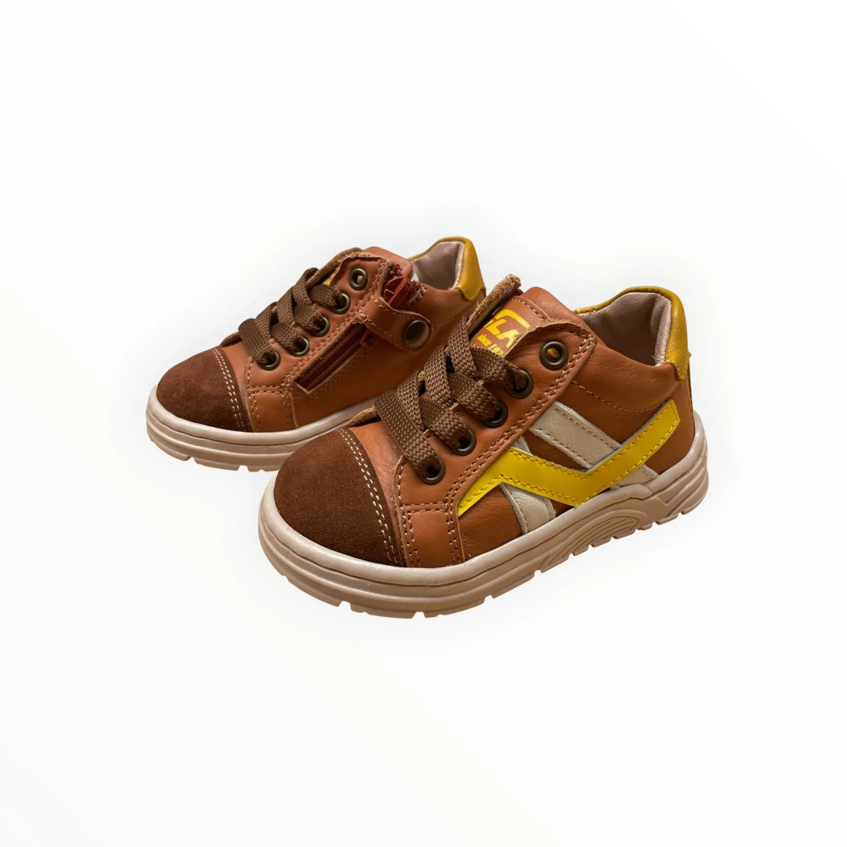 Pierrot Outlet bruine leren kindersneakers met gele accenten, suède neus, veters en ritssluiting voor extra comfort.