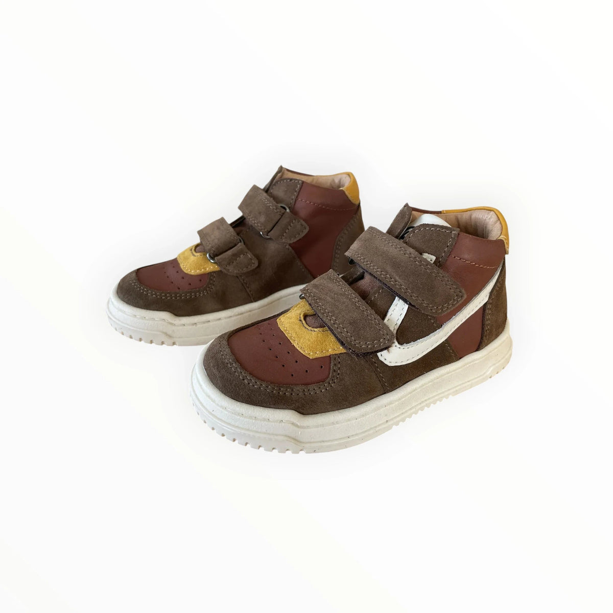 Pierrot Outlet halfhoge kindersneakers van bruin suède en leer met okergele accenten en handige klittenbandsluiting.