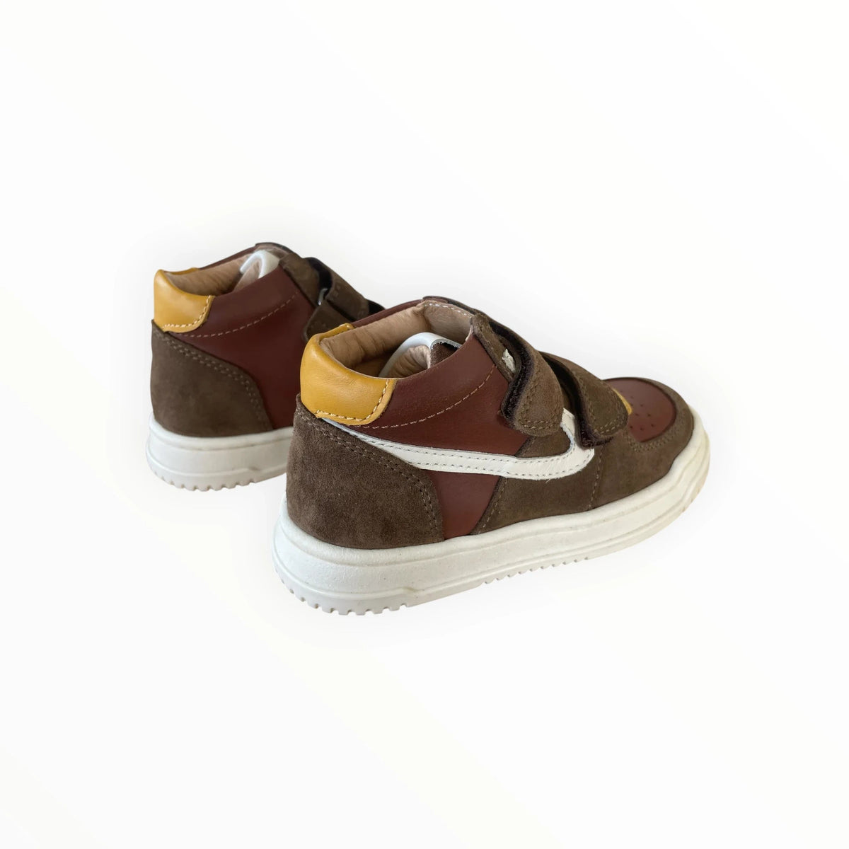 Pierrot Outlet halfhoge kindersneakers in bruin, okergeel en wit suède met klittenbandsluiting en rubberen zool.