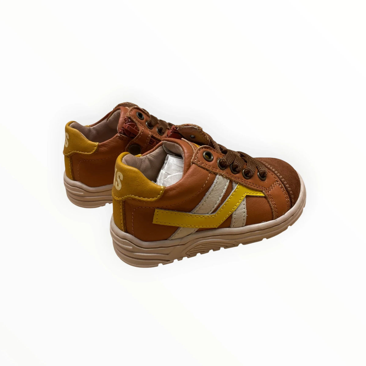 Pierrot Outlet kindersneakers van bruin leer met gele en beige accenten, suède neus en handige ritssluiting.