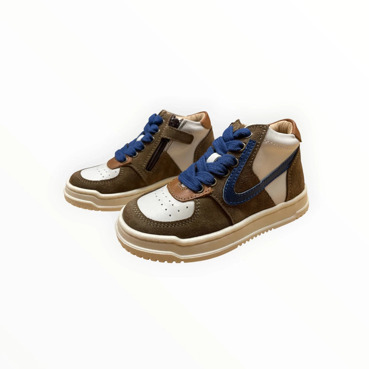Pierrot Outlet halfhoge kindersneakers van bruin suède en leer met blauwe veters, witte details en ritssluiting.