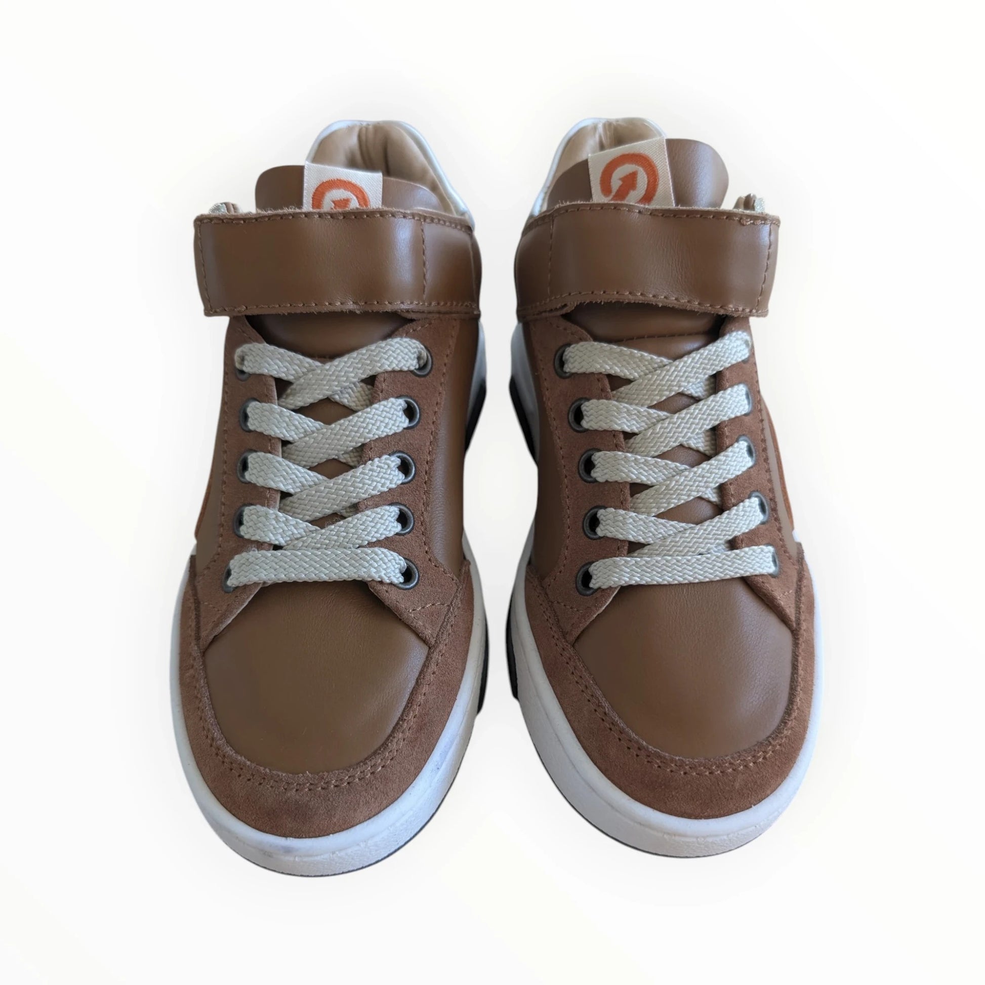Bruine leren sneakers van Pierrot Outlet met veters en klittenbandsluiting, oranje en blauwe accenten.