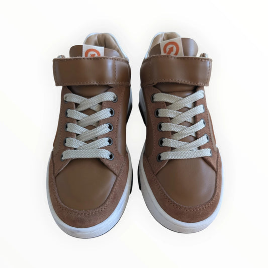 Bruine leren sneakers van Pierrot Outlet met veters en klittenbandsluiting, oranje en blauwe accenten.